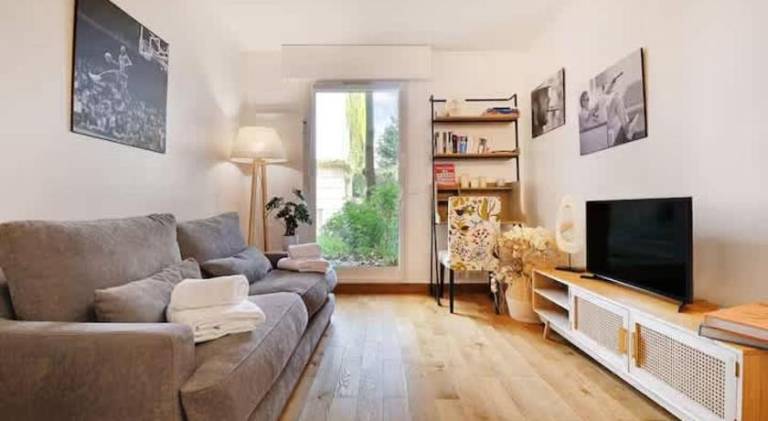 Nice holiday apartment | Close to Eiffel Tower | Pet-friendly in Puteaux
