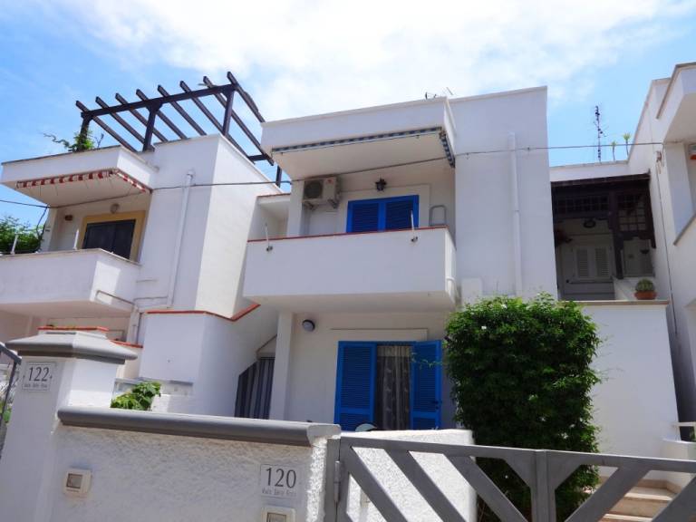 Holiday apartment with terrace | City view — photo 4