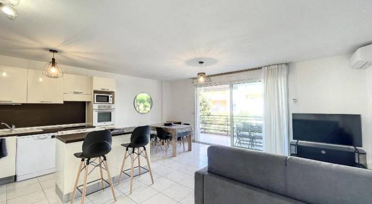 Apartment with pool — photo 3