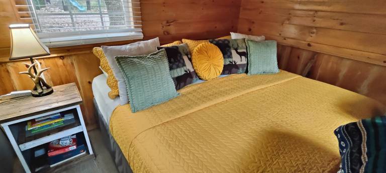 Private Log Cabin in Columbia, KY - Minutes from Green River Lake, Sleeps 4, Full Kitchen, Outdoor Fire Pit Area, Perfect for Relaxing Getaways — photo 3