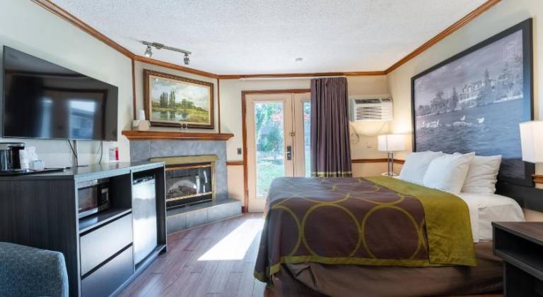 Super 8 by Wyndham Gananoque/Country Squire Resort — photo 2