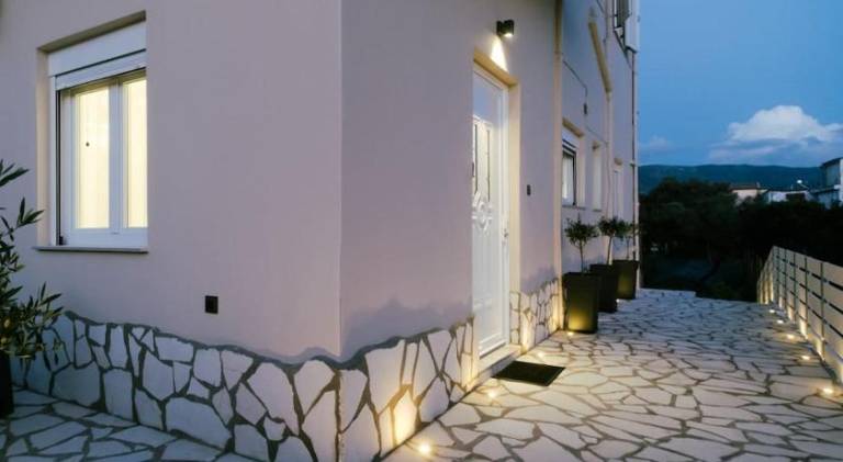 Holiday apartment with patio & garden — photo 4