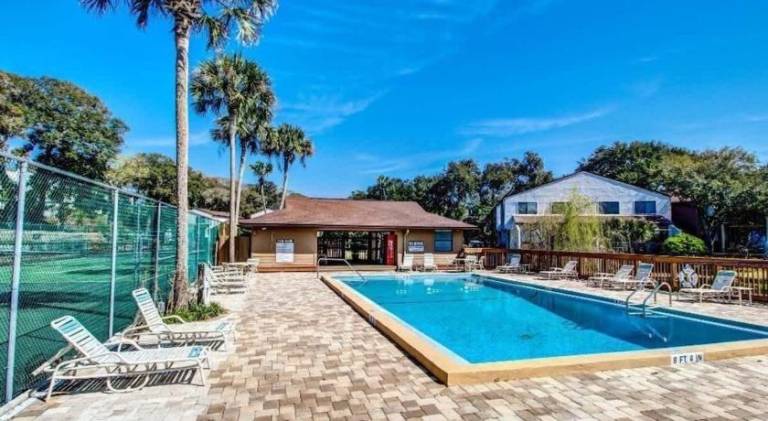 House with pool — photo 3
