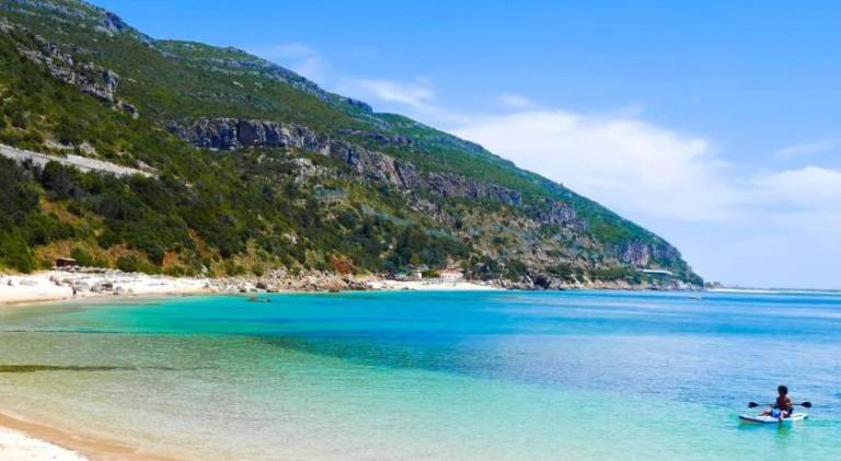 Lovely Beach House with Stunning View in Setubal