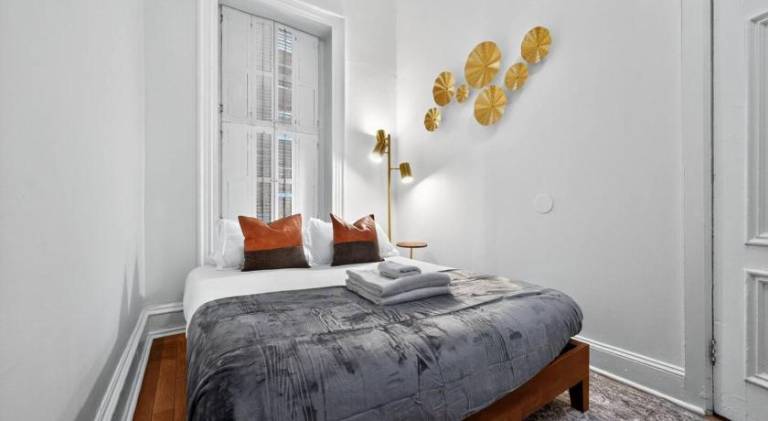 Sunny 1BR in Center City with King Sized Memory Foam Sofa Bed in Philadelphia, PA