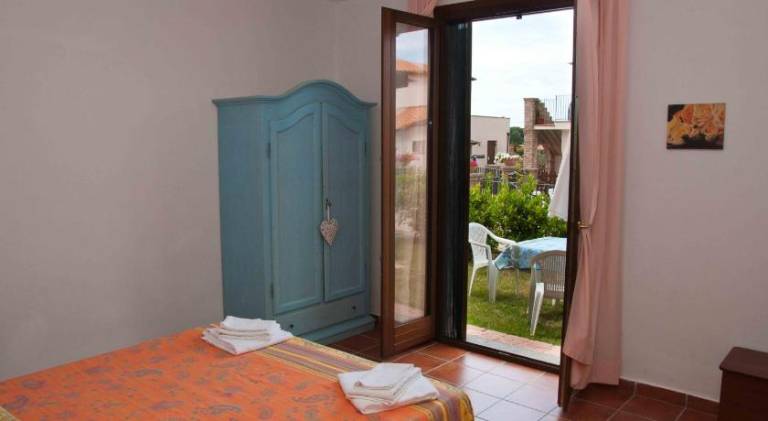 Serviced apartment with patio, pool & barbeque — photo 2