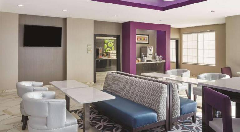 La Quinta Inn & Suites by Wyndham Springfield IL — photo 2
