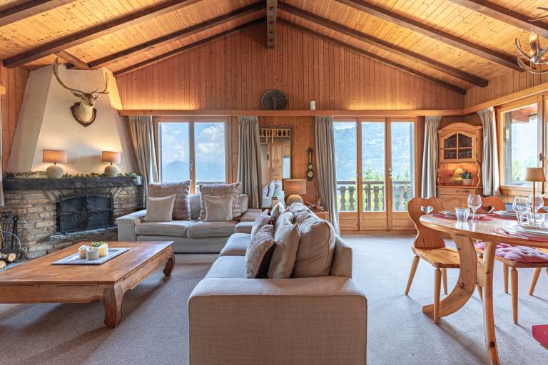 Family-oriented chalet with grill, yard & patio | Pet-friendly — photo 2
