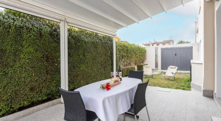 Holiday apartment with yard — photo 4