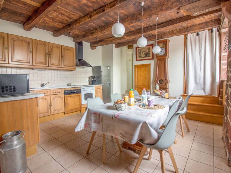Fully equipped spacious vacation home with BBQ, patio & yard | Nature view | Suitable for remote work | Pet-friendly — photo 5