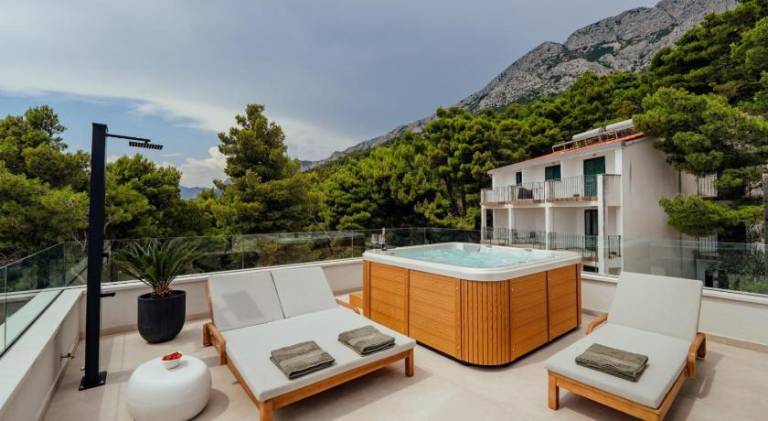 Villa with hot tub & pool | Beach nearby | Pet-friendly — photo 5