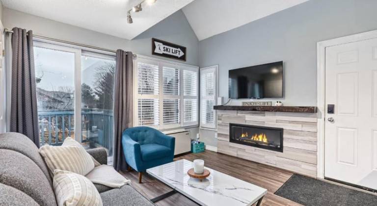 Charming house with hot tub & pool | Next to the ski | Suitable for remote work | Pets allowed in The Blue Mountains, ON