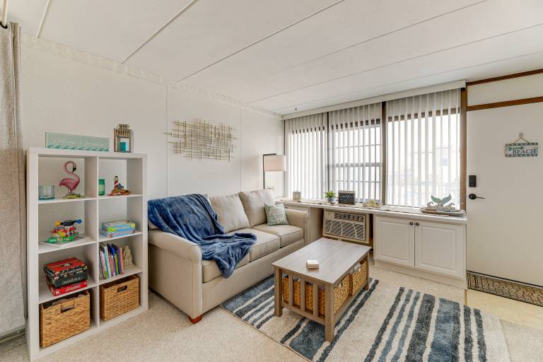 Steps to Beach Condo w Pool Access in Ocean City