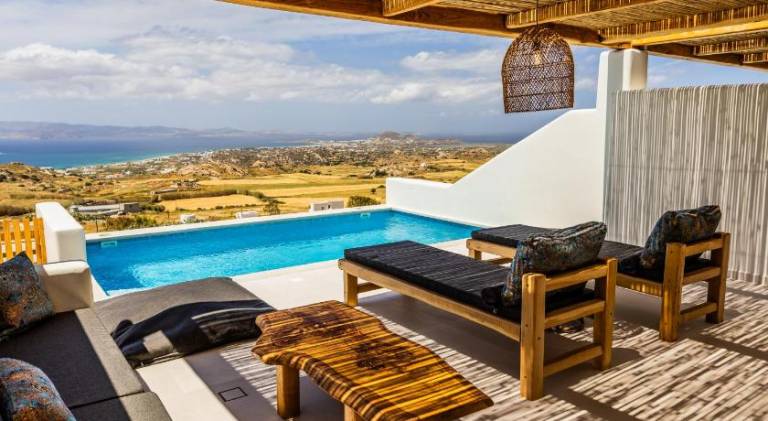 Villa with private pool, barbecue & patio | Perfect for remote work — photo 2