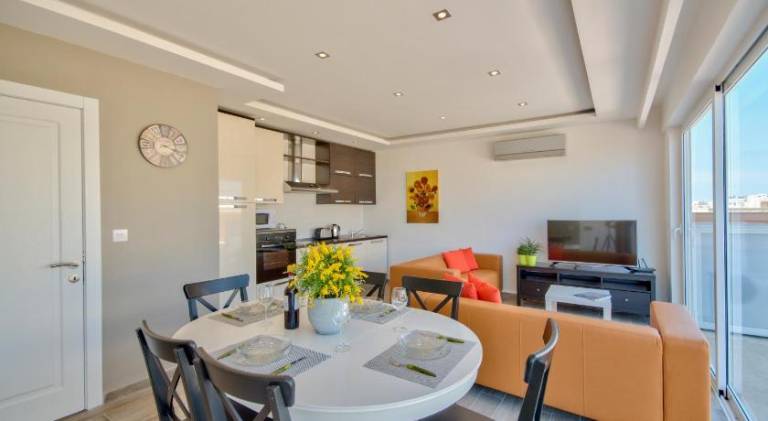Valletta Luxe 3-Bedroom Duplex Penthouse with Sea View Terrace and Jacuzzi — photo 3