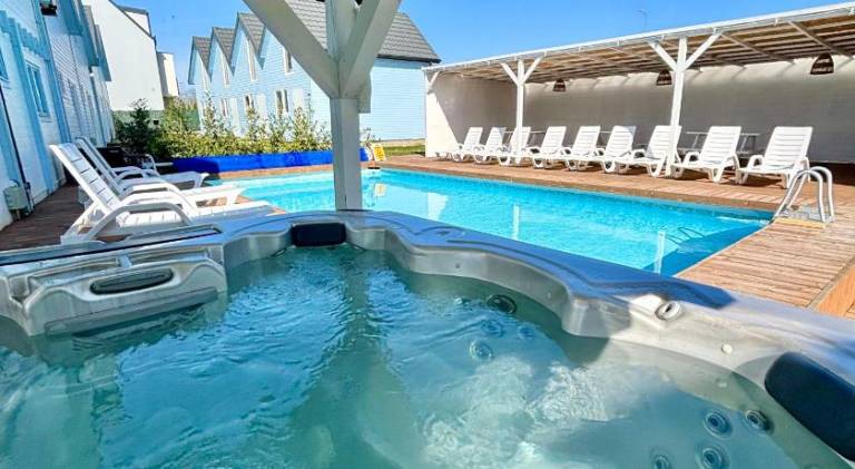 Beautiful house with pool, hot tub & garden | Beach nearby | Dogs allowed in Rewal