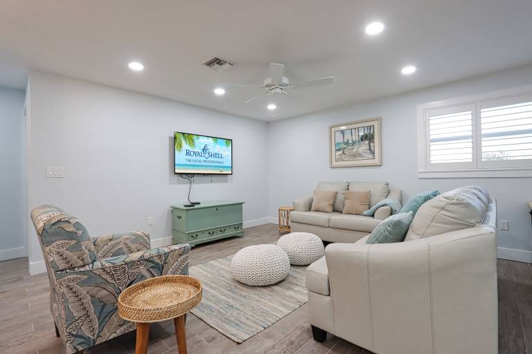 Updated Three Bedroom Home, Short walk the Beach! Shell Basket 2 — photo 2