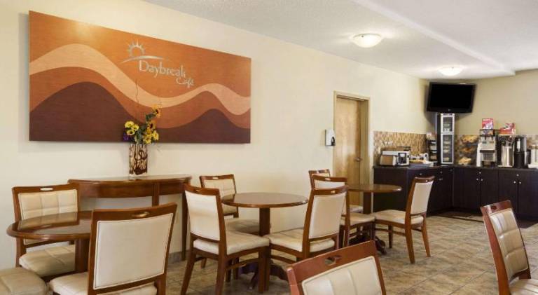Days Inn by Wyndham Bonnyville — photo 4