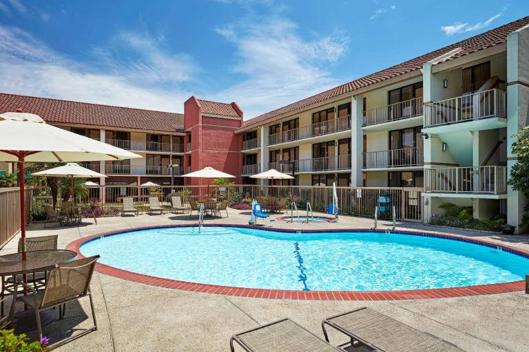 La Quinta Inn & Suites by Wyndham Thousand Oaks-Newbury Park — photo 2