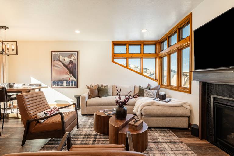 Chic 3BR condo in Historic Old Town, steps from the slopes. — photo 5