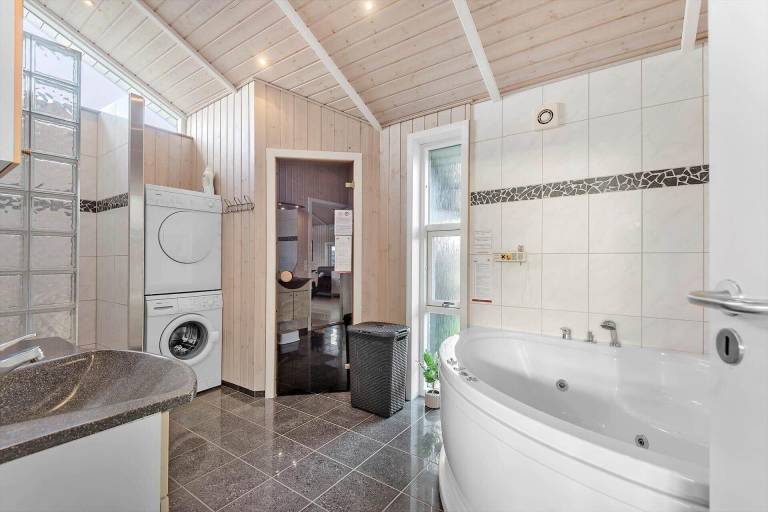 Family-oriented house with barbeque, hot tub & sauna | Pets allowed — photo 5
