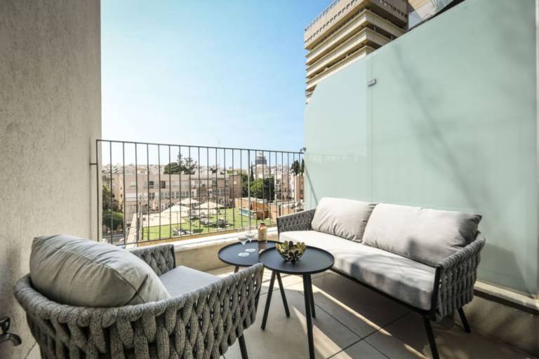 Modern and Vibrant 1BR apt with Private Balcony