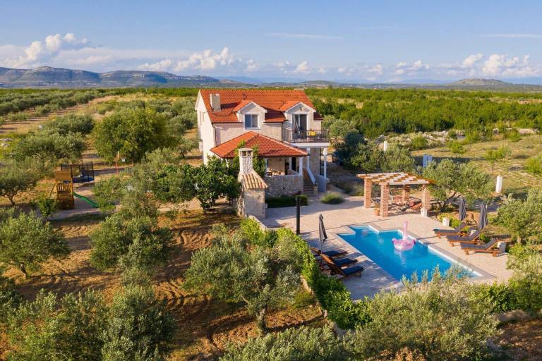 Family-friendly wonderful house with barbecue, terrace & private pool | Pets are welcome — photo 2