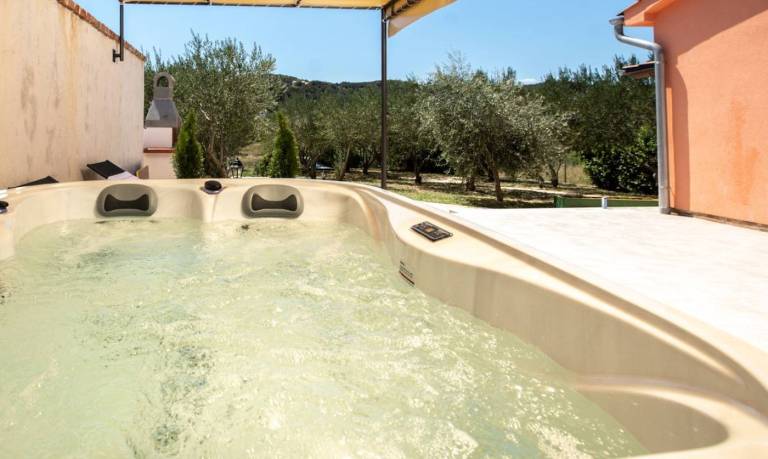 Vacation home with terrace, barbeque & hot tub in Rab