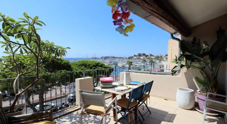 Rental apartment with patio — photo 3