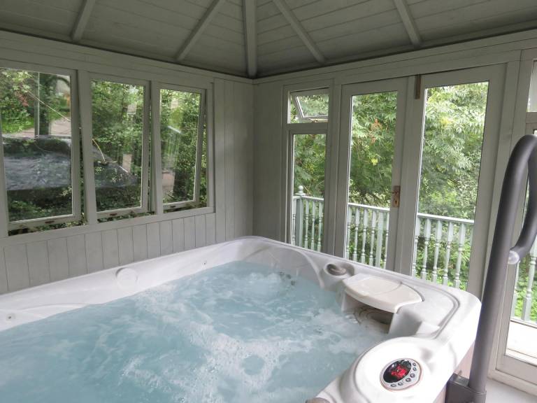 Cottage with jacuzzi, terrace & yard — photo 2