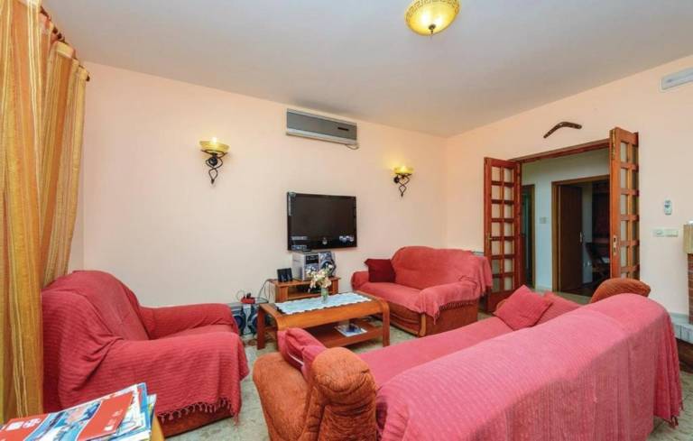 Fully equipped ample villa with patio, private pool & barbeque | Mountain view | Pets allowed — photo 3