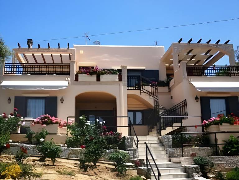 Apartment with patio, BBQ & garden in Chania