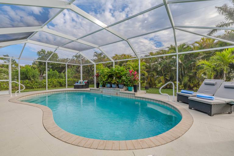 House with private pool, grill & yard — photo 3