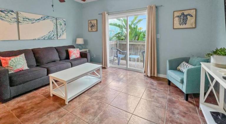 1BR Quaint First Floor 3 min Walk to beach — photo 2