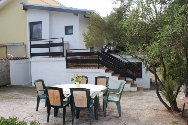 Apartment with terrace, BBQ & garden in Mali Losinj
