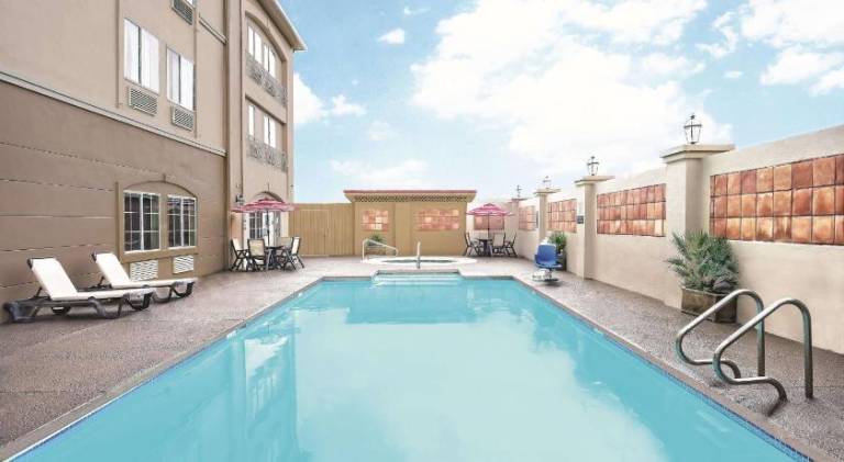 La Quinta Inn & Suites by Wyndham Laredo Airport — photo 3