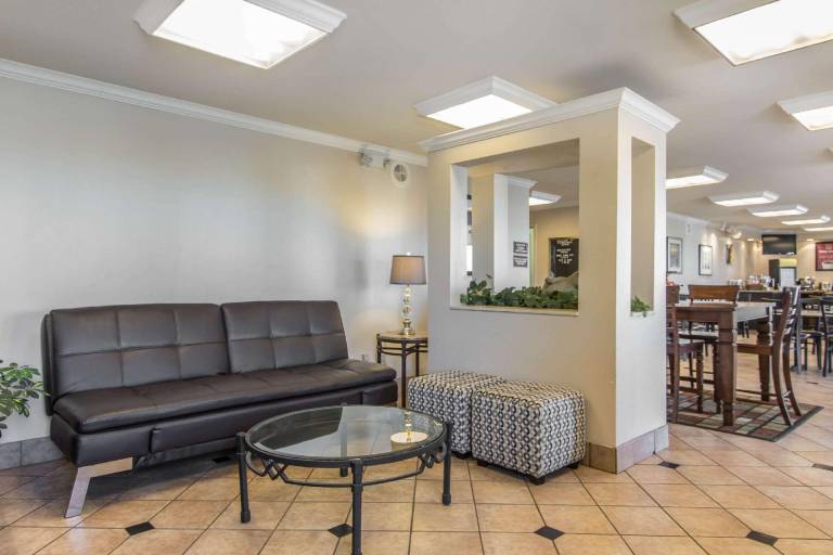 Econo Lodge Inn & Suites Joplin — photo 4