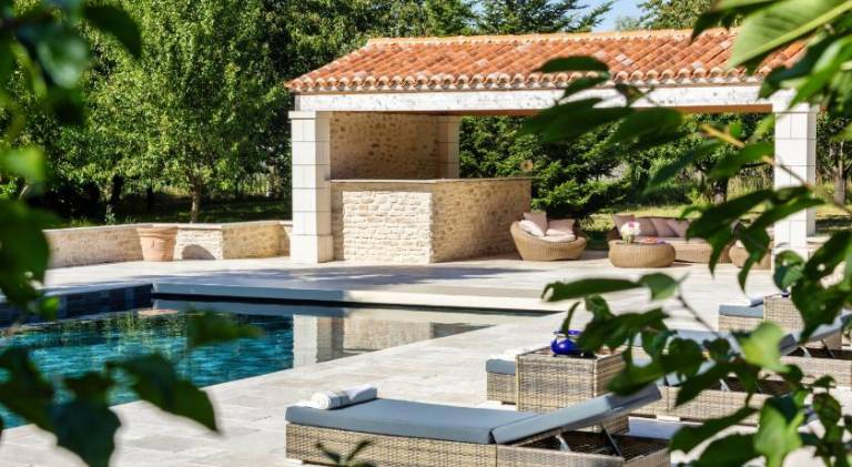 Villa with pool — photo 5