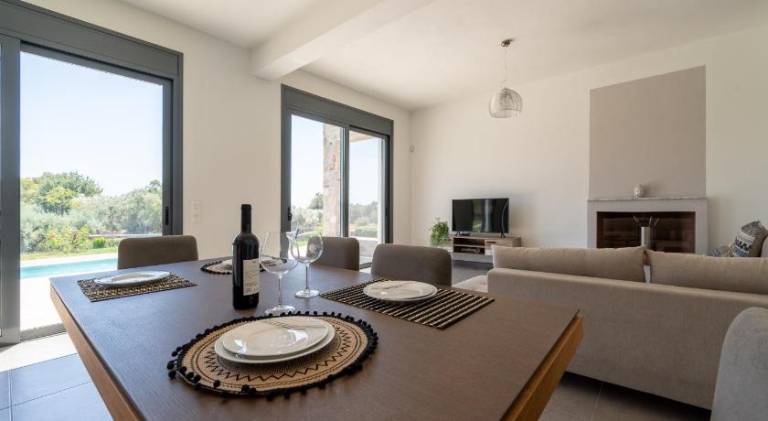 Villa & Stone House with Pool, 10 Mins to Skala Eressos Beach — photo 2