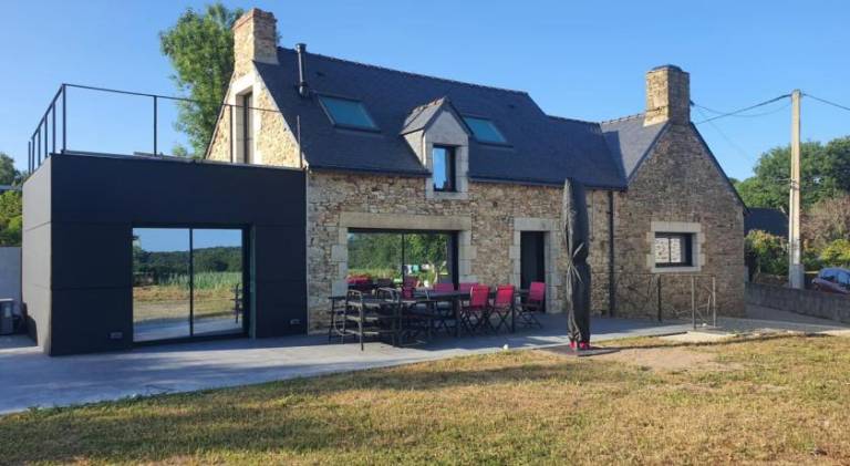 House with hot tub, yard & patio in Pontivy