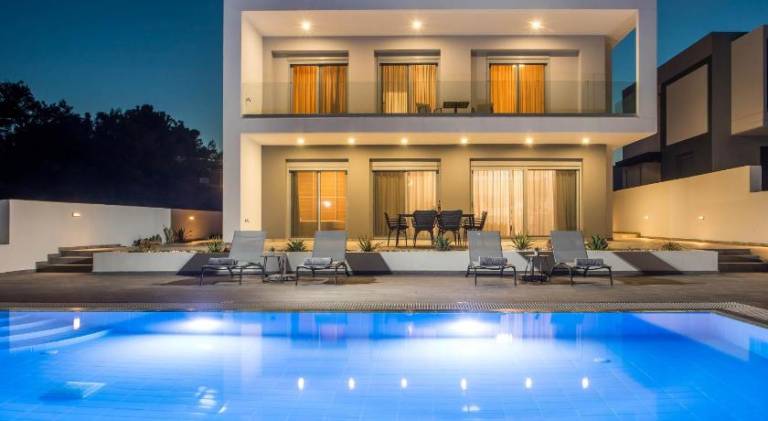 Villa with yard, grill & private pool — photo 3