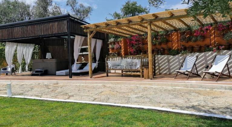 Vacation home with BBQ, jacuzzi & garden in Leiria