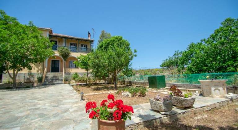 Holiday apartment with patio & garden in Zakynthos