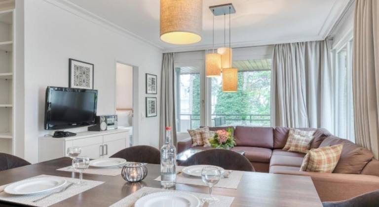 Spacious serviced apartment with pool, patio & yard | Beach nearby | Dogs allowed — photo 3