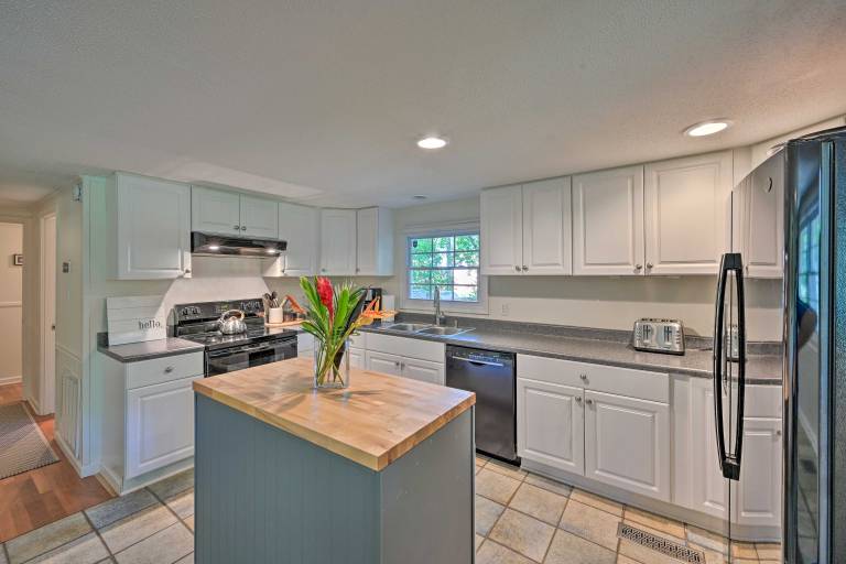 Chic House w/ Private Dock on Lake Hartwell! — photo 5
