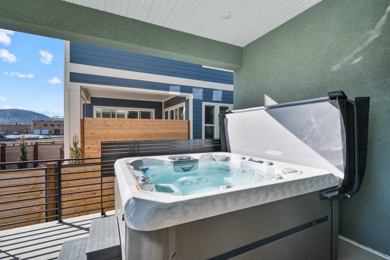 Apres Retreat, 5br 3.5ba, hot tub, sleeps 14, BBQ in Park City, UT