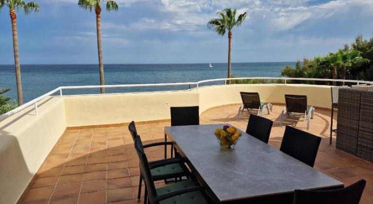 Beautiful holiday apartment with terrace, pool & yard | Next to the beach | Perfect for remote work | Pet-friendly in Estepona