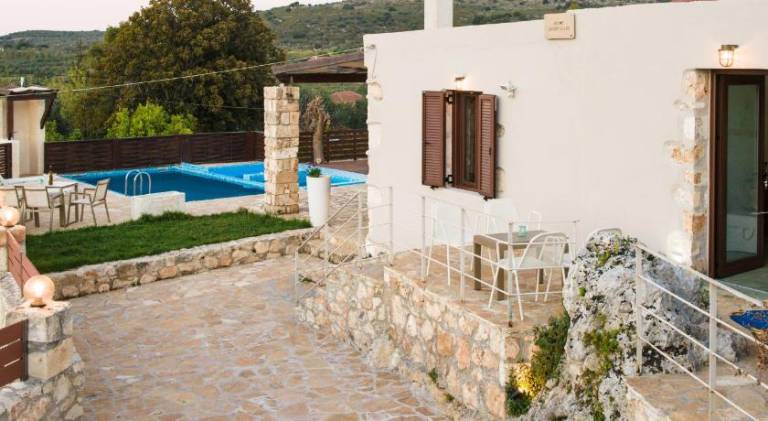 Villa with barbecue, patio & private pool — photo 5