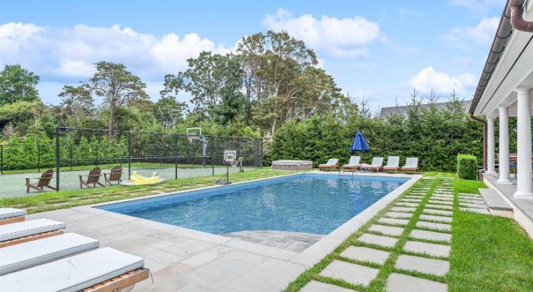 House with hot tub & pool in Southampton, NY