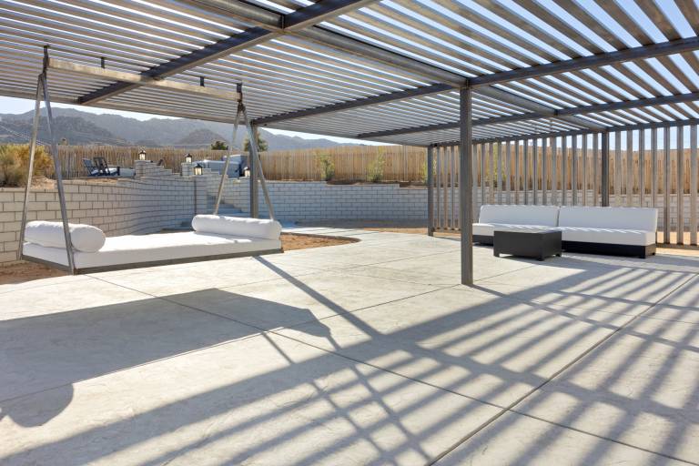 Of Wine & Gods - Hot Tub, BBQ and Fire Pit! — photo 4